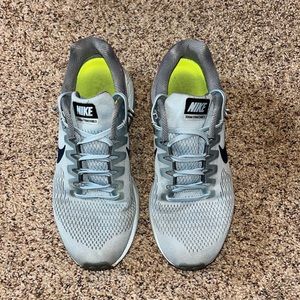 Nike women’s grayish/blue Zoom Structure 21 running shoes